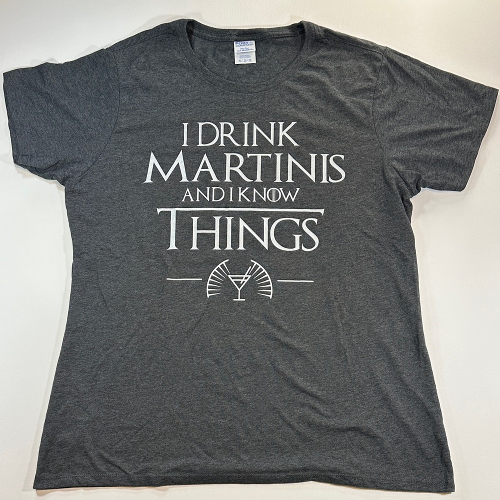 “I Drink Martinis and I Know Things” Gray Graphic T-Shirt Women’s Size XL